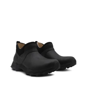 BLACK BOOTS